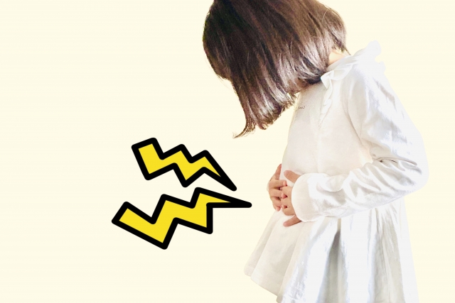 お腹を痛がる子供