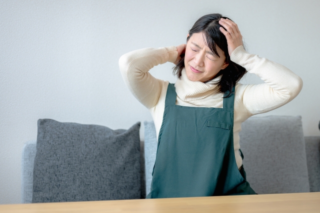 頭を抱える女性
