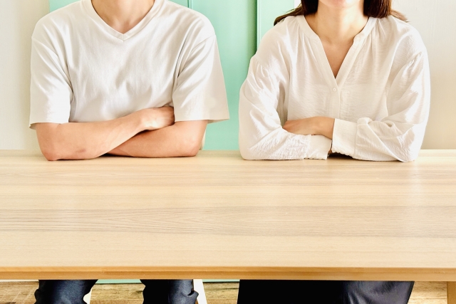 深刻に話し合う夫婦