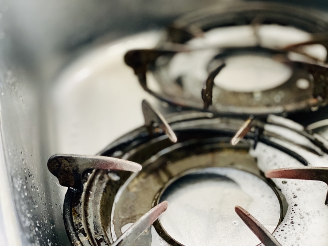 洗われている五徳